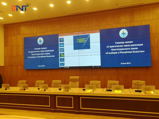 Enseignement public et projet de formation dans Kazakhstan, ascenseur de bureau ultra mince de moniteur avec 17,3 » écrans de FHD