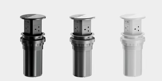 Une prise électrique émergente standard britannique, une prise de cuisine intelligente avec chargeur sans fil USB A+C