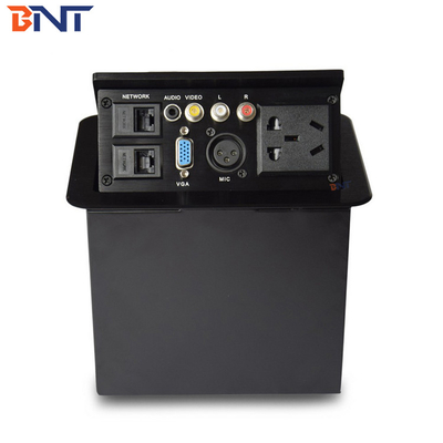 Une prise électrique multi-fonctionnelle pour bureau, une prise électrique noire pour conférence.