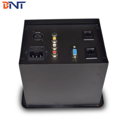 Une prise électrique multi-fonctionnelle pour bureau, une prise électrique noire pour conférence.