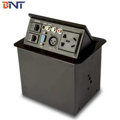Une prise électrique multi-fonctionnelle pour bureau, une prise électrique noire pour conférence.