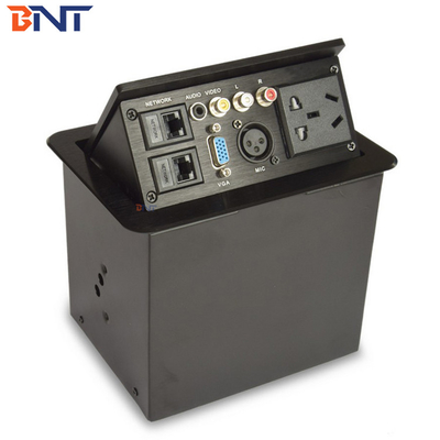 Une prise électrique multi-fonctionnelle pour bureau, une prise électrique noire pour conférence.