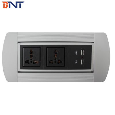 Le bureau est équipé d'une prise de courant avec une configuration USB 2*