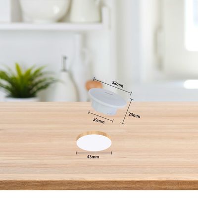 Une prise électrique en plastique montée sur une table en retrait avec des ports de charge USB A+C