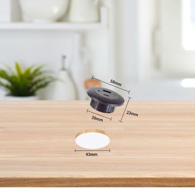 Une prise électrique en plastique montée sur une table en retrait avec des ports de charge USB A+C
