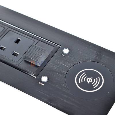 Prise de courant CA standard britannique encastrée dans un bureau avec rabat électrique, 2 prises, 1 USB, 1 Type C et 1 chargeur sans fil