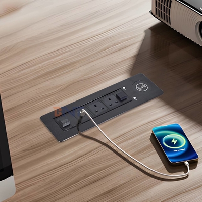 Prise de courant CA standard britannique encastrée dans un bureau avec rabat électrique, 2 prises, 1 USB, 1 Type C et 1 chargeur sans fil